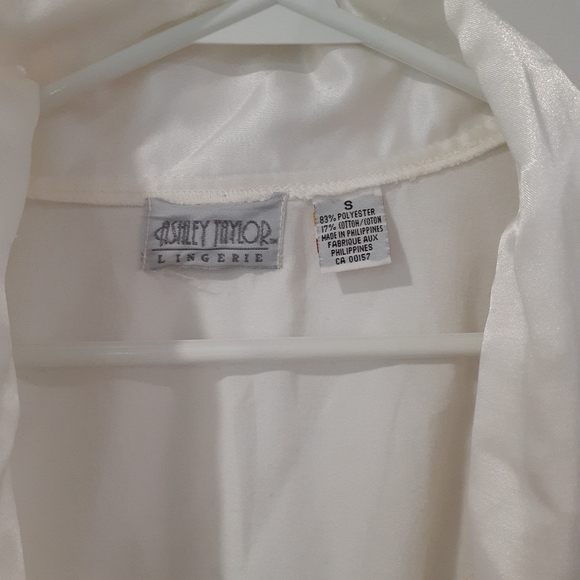 Vintage/Retro Satin Bathrobe With Floral Accent - Picture 3 of 9